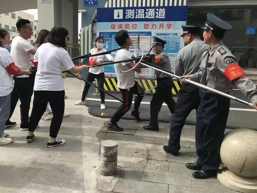公安分局內(nèi)保大隊(duì)、獵鷹保安公司聯(lián)合開(kāi)展校園反恐防暴演練活動(dòng)